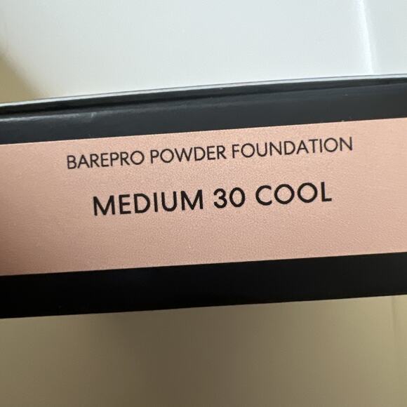 bareMinerals Barepro 24 Hr Skin-Perfecting Powder Foundation 30 Medium Cool - Picture 4 of 5